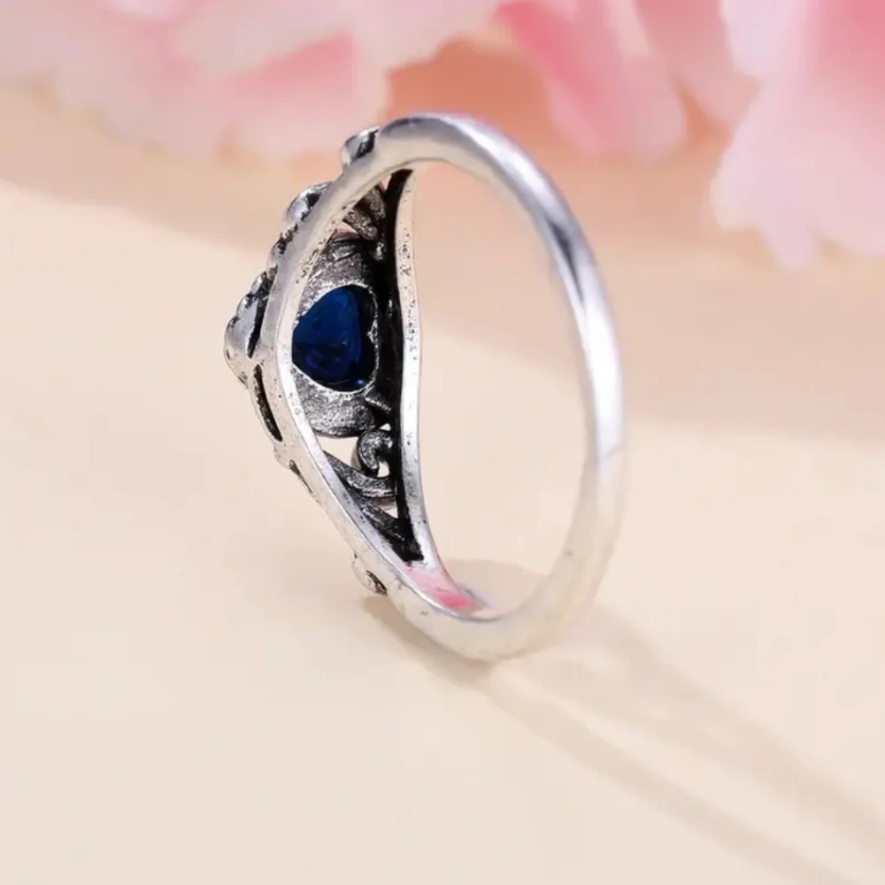 Last one! NEW! Vintage look heart ring size 6